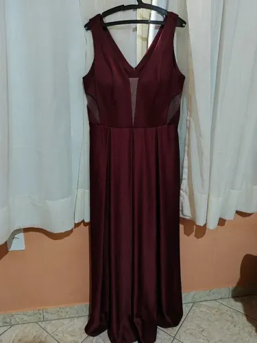 Vestido social longo na cor marsala
