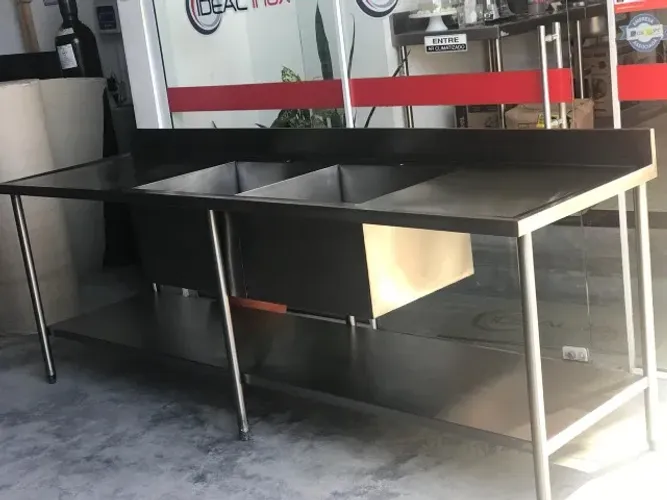 Mesas, pias, prateleiras em Inox para cozinha industrial, em diversas medidas