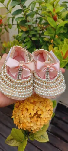 Sandália Roana bebê RN bordada pérolas e cristais