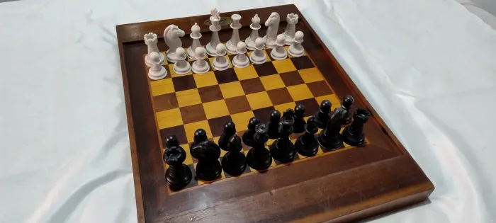 Antigo jogo de xadrez de Madeira+ peças