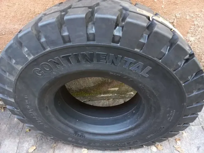 Pneu 825/15 Continental robust maciço