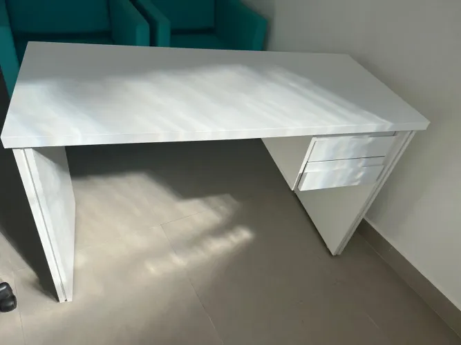 Mesa de escritório escrivaninha feita em mdf novíssima