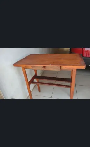 Mesa de madeira para estudo 