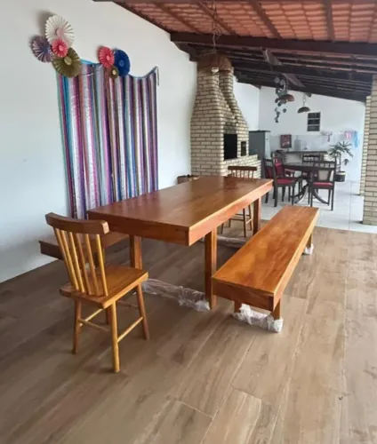 Mesa de jantar com 2 bancos e 2 cadeiras de madeira maciça