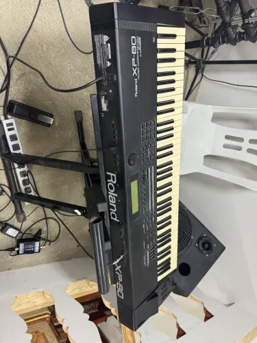 Teclado Roland XP 80. 