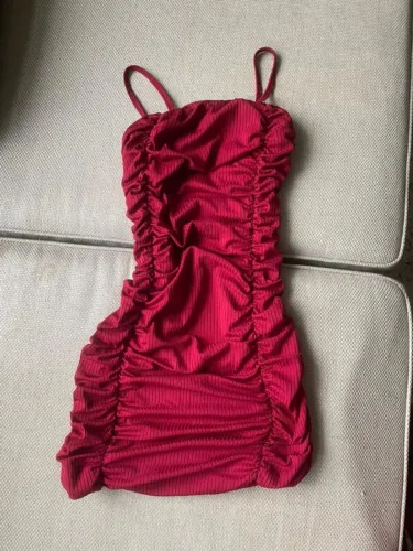 Vestido vinho justo