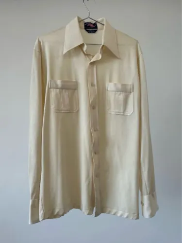 Camisa vintage creme com bolsos