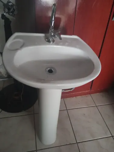 Vendo pia de lavatório completa