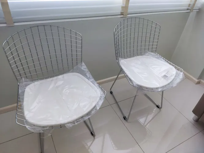 KIT DE 2 CADEIRAS ARAMADAS COM ALMOFADA BERTOIA BRANCA.