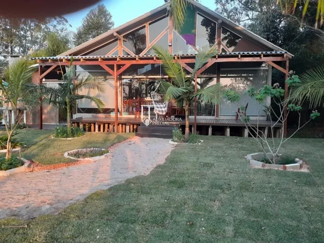 Casa a beira da lagoa de Imaruí.