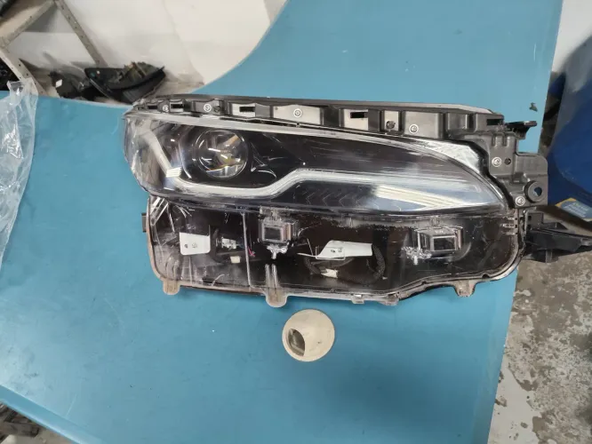 FAROL Hilux SW4 2021/2024 usado original com um detalhe mínimo de recuperação.