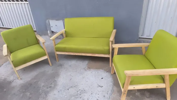 conjunto de poltronas de madeira