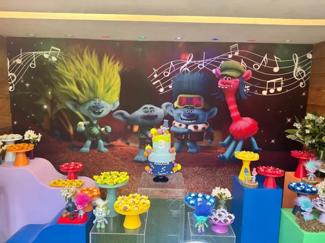 painel festa tecido Trolls 4,15x2,30m em perfeito estado. utilizado apenas 1 vez. 