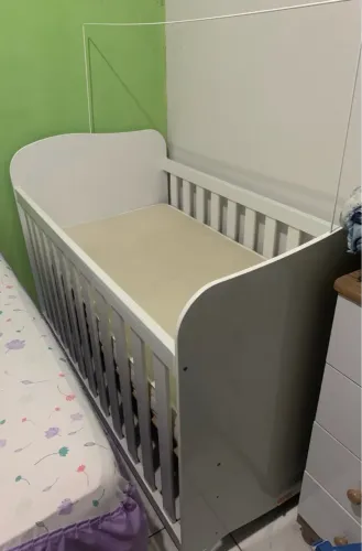 Berço branco com design moderno com colchão