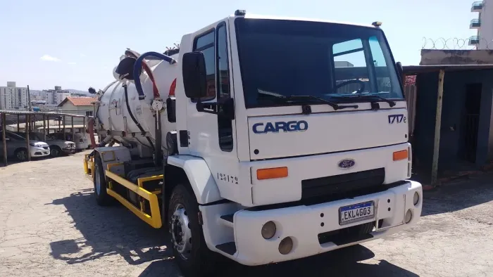 Caminhão Limpa fossa 