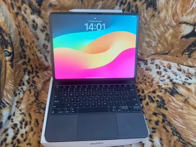 iPad Pro M4 13 (256GB) + Magic Keyboard + Apple Pencil + adaptador- Estado novo, pouco uso