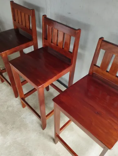 Banqueta toda em madeira maciça 
