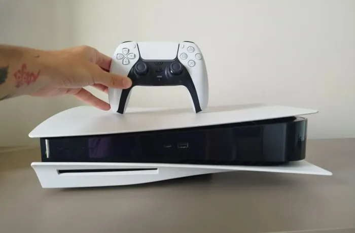 Videogame Sony Playstation com leitor de mídia física e 1 controle dualsense