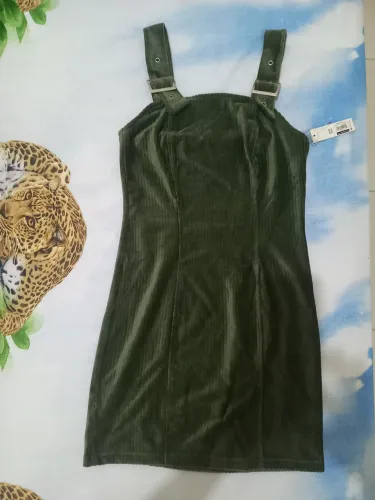Vestido verde de veludo cotelê com alças