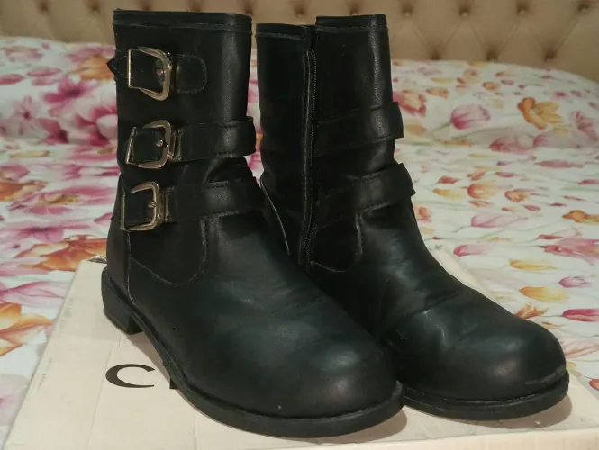 Bota Feminina Preta com Fivelas