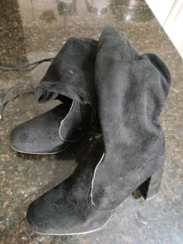 Vendo bota, cano alto, em camurça 