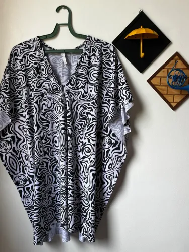 Saída de praia estampada em branco e preto