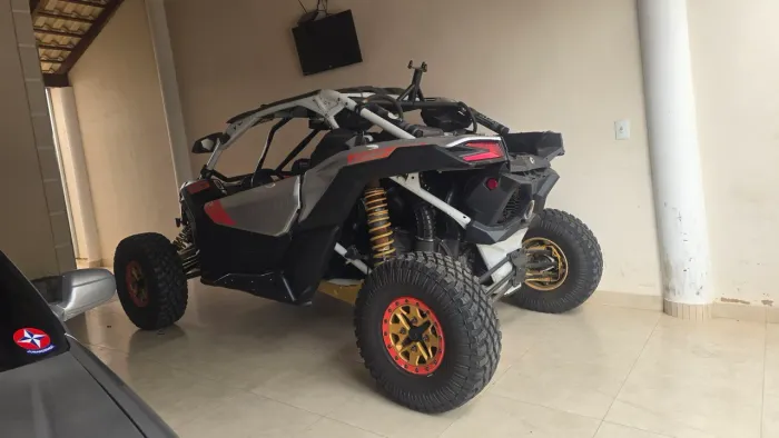 Vende se  utv can-am maverick x3