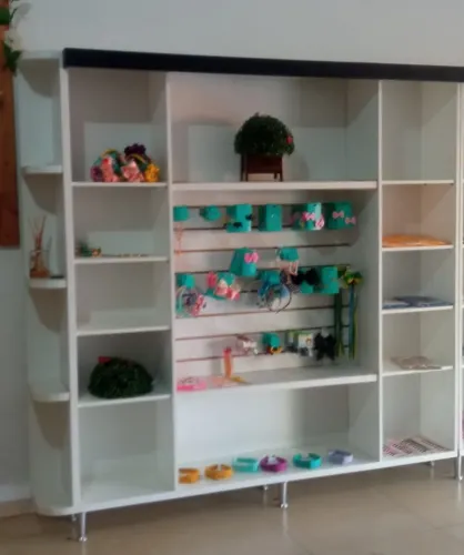 Móveis e manequins para loja.