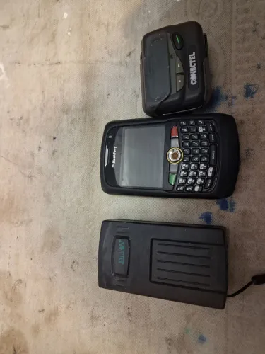 Lote celular. Telefone e um controle remoto 