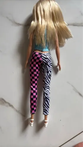 Boneca Barbie com roupa estilosa