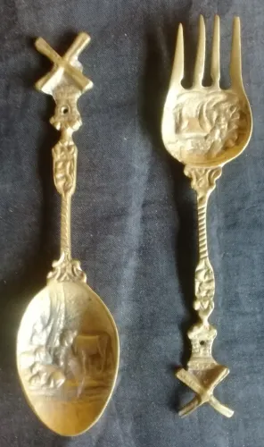 Antigo Par Talheres médios decorativos parede bronze dourado em relevos Colher e Garfo 