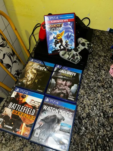 PS4 Slim + Jogos + Carregador duplo de controle 