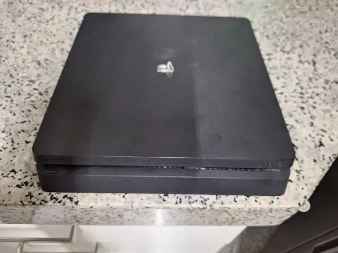Sony PlayStation 4 Slim (PS4)