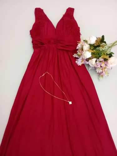Vestido longo vermelho de festa com detalhes