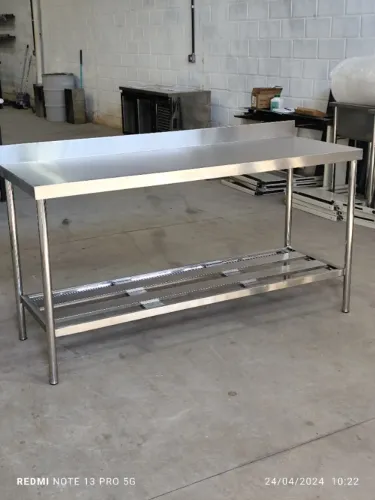 Bancada de Inox 1,10m com Prateleira Gradeada e Rodobanca