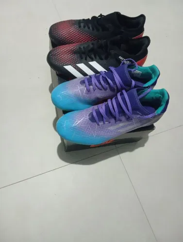 Vendo duas chuteiras de campo (travas) 