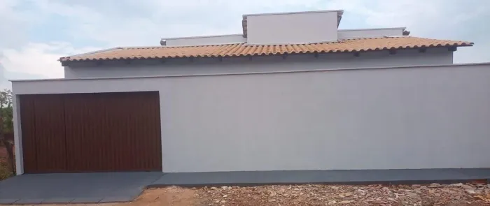 Aluga-se casa no setor Nova Araguaína, próxima a escola de tempo integral.