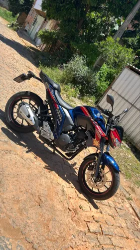 Yamaha Fazer FZ25 LE Capitã Marvel