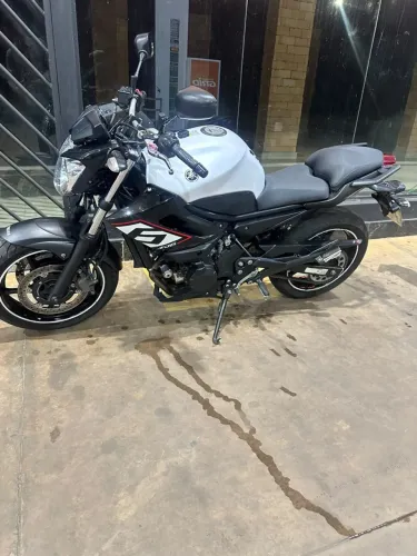Moto de garagem sem detalhes *