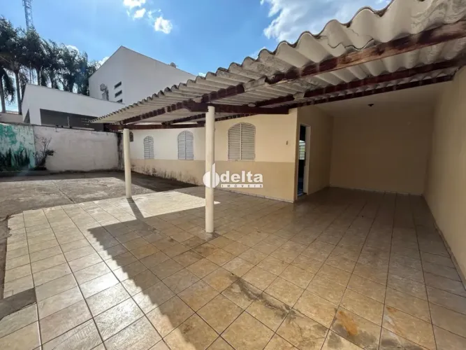 Casa com 3 quartos sendo 1 suíte disponível para locação no bairro Tubalina em Uberlândia-