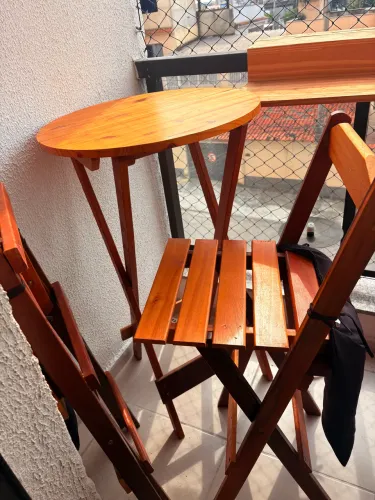 Vendo mesa de madeira com 2 cadeiras em perfeito estado