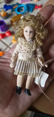 Mini boneca de porcelana em perfeito estado
