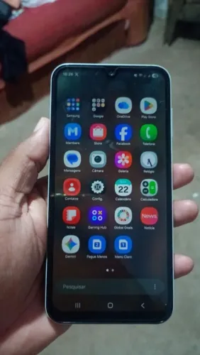 Vendo esse celular a15 trincado mais não interfere em nada; cabo está na película