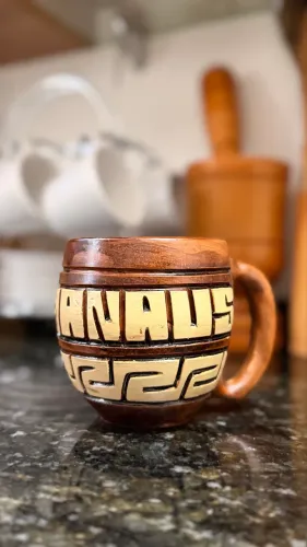Caneca de barro arara azul