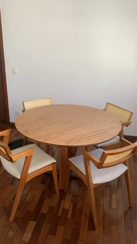 Mesa de jantar redonda com cadeiras de telinha