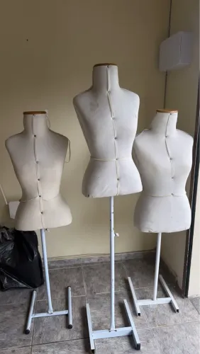 3 MANEQUINS DE LOJA À VENDA