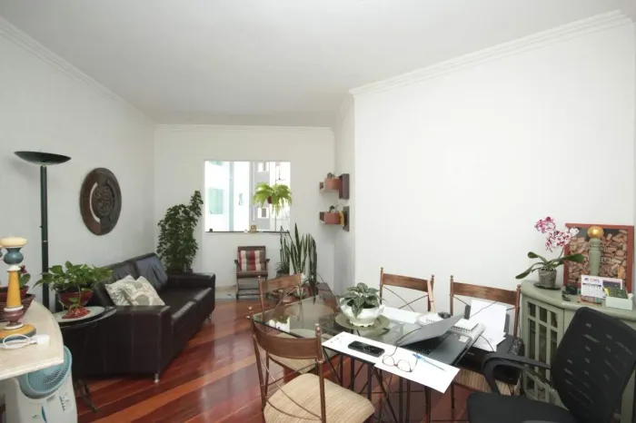 APARTAMENTO COM 3 QUARTOS E VARANDA PRÉDIO PEQUENO