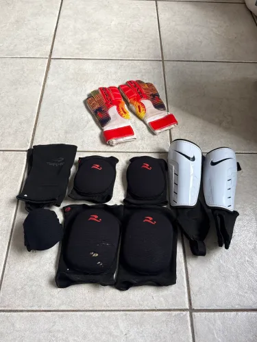 Kit Goleiro ou Goleira Luva, meião, cotoveleira, joelheira, tornozeleira e caneleira