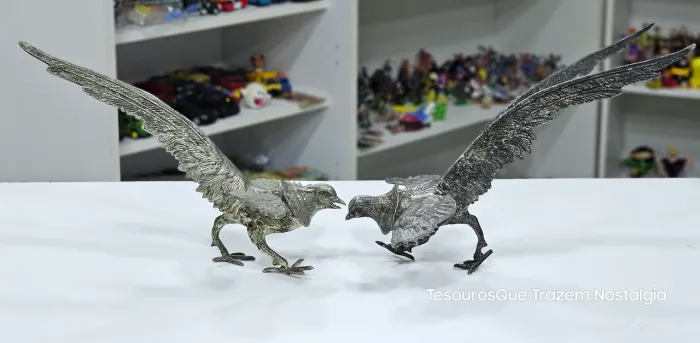 Par de Esculturas Galos em Metal Prateado Compridos 35cm