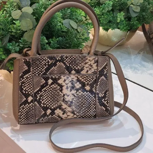 Bolsa couro cobra arezzo aproveite!